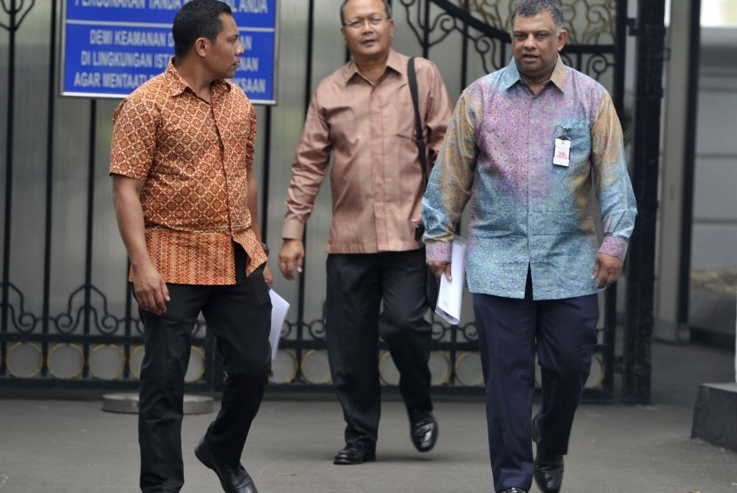 CEO AirAsia Tony Fernandes (kanan) bergegas seusai bertemu Presiden Joko Widodo di Kompleks Istana Kepresidenan, Jakarta, Kamis (2/4).