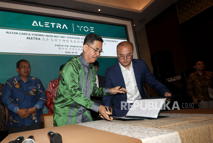 CEO ALETRA Andre Djojana bersama Vice President of Zhejiang Yoening Technology Group dan Executive Vice President of Jiangsu Yoening New Energy Co Mr. Xu Shuoyi saat penandatanganan kerja sama pengembangan kendaraan listrik di Jakarta, Senin (13/1/2025). ALETRA mengumumkan kerja sama dengan Zhejiang Yoening Technology Group dari China dalam upaya lanjutan pengembangan kendaraan listrik dengan komponen lokal. Kerja sama ini akan mencakup proses alih teknologi serta serta penyediaan material khususnya untuk pemenuhan kebutuhan Short Blade Bulletproof Battery yang akan menjadi salah satu komponen kunci produk ALETRA.