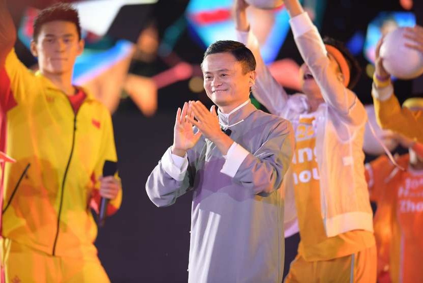 CEO Alibaba Group Jack Ma (tengah) menyemarakkan Upacara Penutupan Asian Games ke-18 Tahun 2018 di Stadion Utama GBK, Senayan, Jakarta, Minggu (2/9).