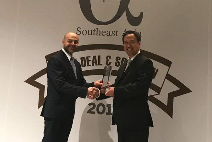 CEO Alpha Southeast Asia Siddiq Bazarwala menyerahkan penghargaan kepada Direktur Tresuri & Internasional BNI Panji Irawan di Sofitel Damansara, Kuala Lumpur–Malaysia, Selasa (13/2). 