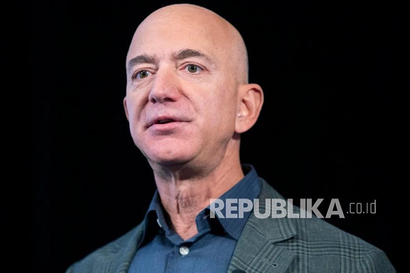 Orang terkaya kedua di dunia, Jeff Bezos, meriahkan rumahnya dengan truk es krim.
