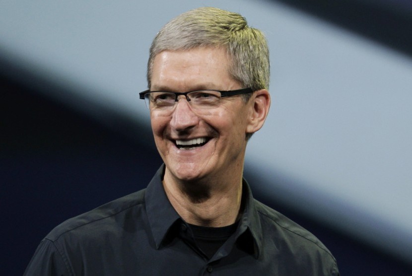 CEO Apple Tim Cook. Tim Cook dilaporkan dibayar hampir 100 juta dolar AS pada tahun 2021. Menurut laporan keuangannya, jumlah tersebut meningkat 570 persen daripada tahun sebelumnya.
