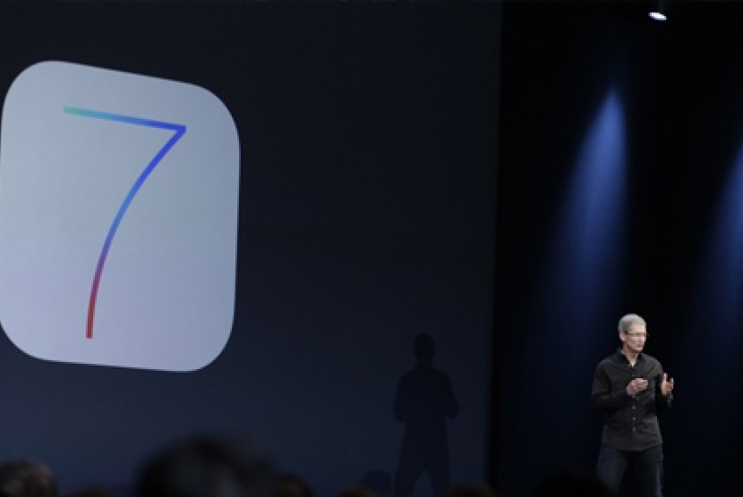 CEO Apple, Tim Cook berbicara mengenai iOS 7 di Apple Worldwide Developers Conference, di San Fransisco, 10 Juni 2013.