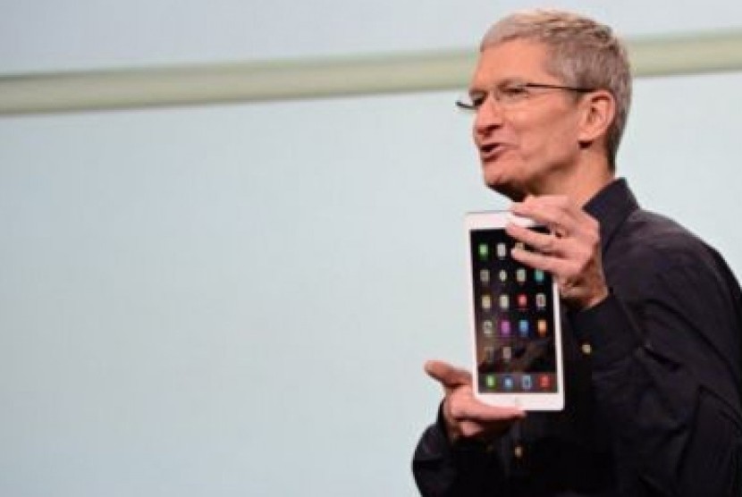 CEO Apple Tim Cook mengenalkan iPad Air 2