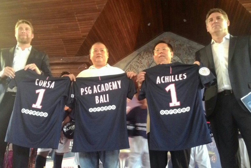 CEO Bali United Yabes Tanuri (kedua kiri) bersama Presiden Direktur Multistrada Pieter Tanuri (kedua kanan) diapit dua perwakilan PSG dalam peluncuran Akademi PSG di Bali, Ahad (4/12).