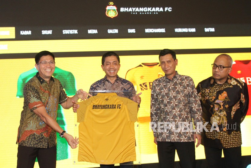 CEO Bhayangkara FC, Irjen Pol Royke Lumowa (kiri) menyerahkan jersey tim kepada Irwasum Polri Komjen Pol Putut Eko Bayuseno (kedua kiri) disaksikan Wakil Direktur Utama BNI Herry Sidharta (kedua kanan) dan SVP Non Fuel Marketing PT Pertamina (Persero) Basuki Trikora Putra (kanan) saat peluncuran tim Bhayangkara FC di Jakarta, Jumat (23/2). 