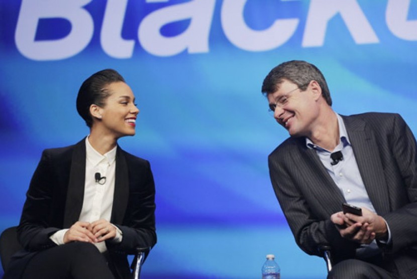 CEO BlackBerry Thorsten Heins, kanan, memperkenalkan penyanyi Alicia Keys sebagai Global Creative Director di BlackBerry, Rabu, 20 Januari 2013. 