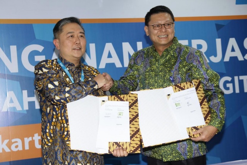 CEO Blibli.com Kusumo Martanto dan Presiden Direktur John Kosasih berphoto bersama usai penandatanganan kerjasama pemasaran produk Pembiayaan Multijasa Umrah dan KKB iB di Kantor Pusat BCA Syariah Jakarta (29/7). 