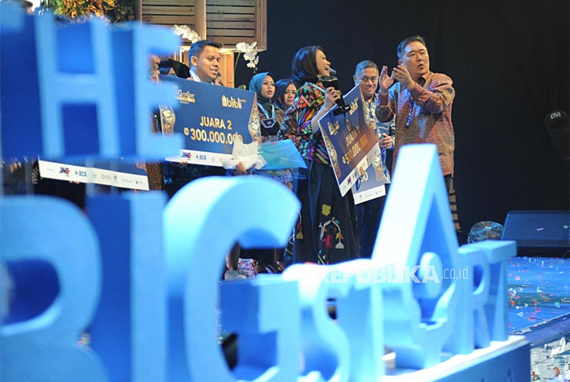 CEO Blibli.com  Kusumo Martanto (kanan) memberikan piala kepada pemenang The Big Start Indonesia season 3 di Jakarta, Kamis (15/11)malam. Setelah mengikuti karantina E-marketing, branding digital dan financial planning sebanyak empat pemenang dipilih dari 7500 pelaku UMKM. 