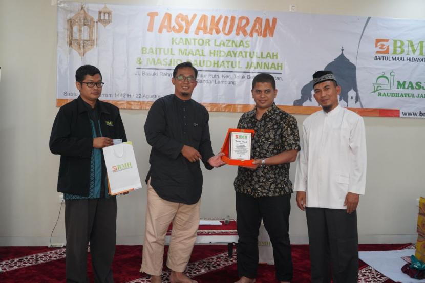 CEO BMH,  Marwan Mujahidin (kedua dari kiri) menyerahkan plakat ucapan terima kasih kepada perwakilan keluarga almarhum Awab Said Sungkar.
