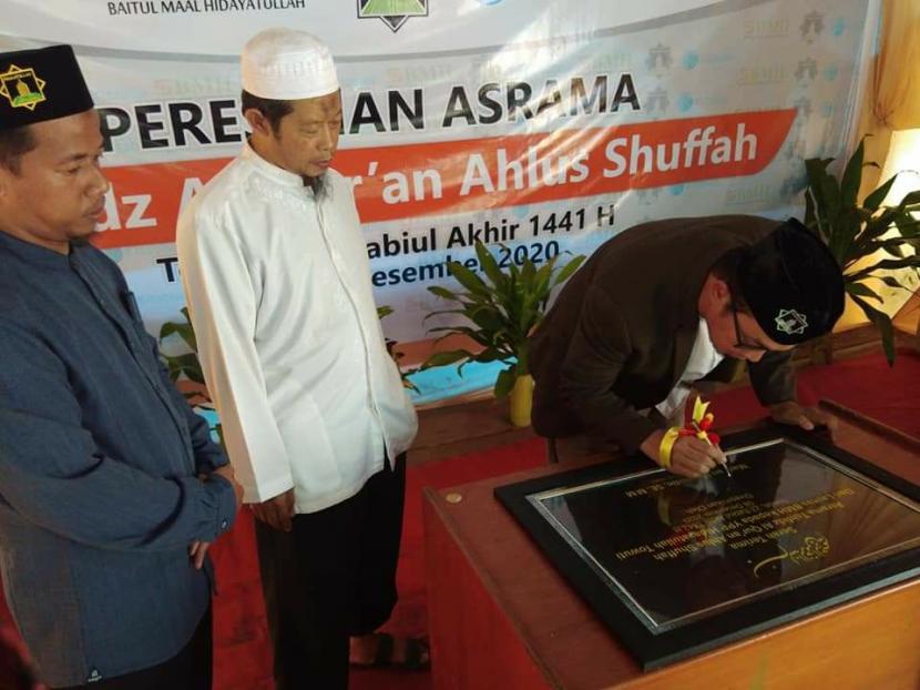 CEO BMH, Marwan Mujahidin menandatangani prasasti peresmian asrama penghafal Quran di Pesantren Tahfidz Quran Ahlussuffah Towuti, Luwu Timur, Sulsel, Selasa  (8/12).