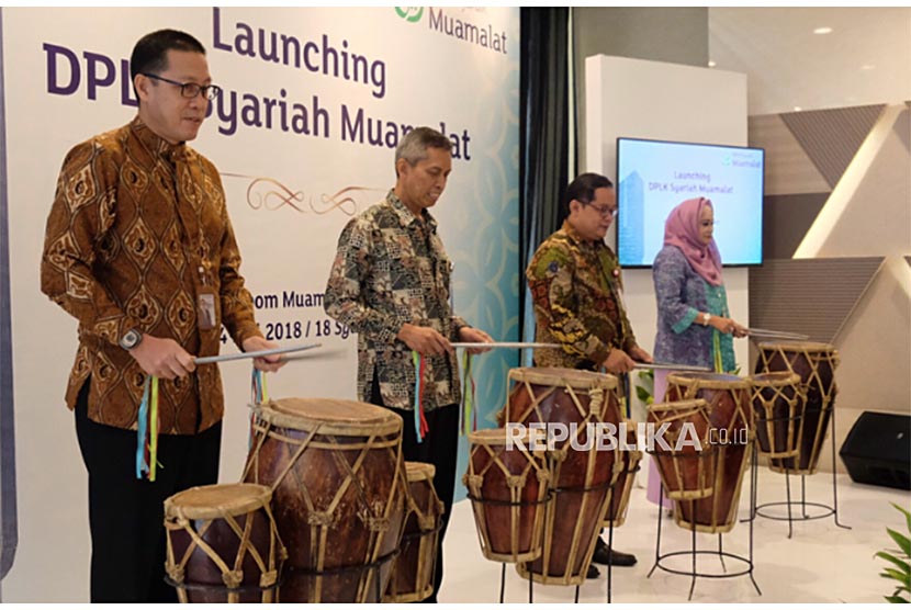 CEO BMI Achmad Kusna Permana, Komisaris BMI Edy Setyadi, Direktur IKNB Syariah OJK Moch Muchlasin, Direktur Eksekutif DPLK Syariah Muamalat Sulistyowati (dari kiri) meresmikan peluncuran DPLK Syariah di Jakarta, Jumat (4/5). 