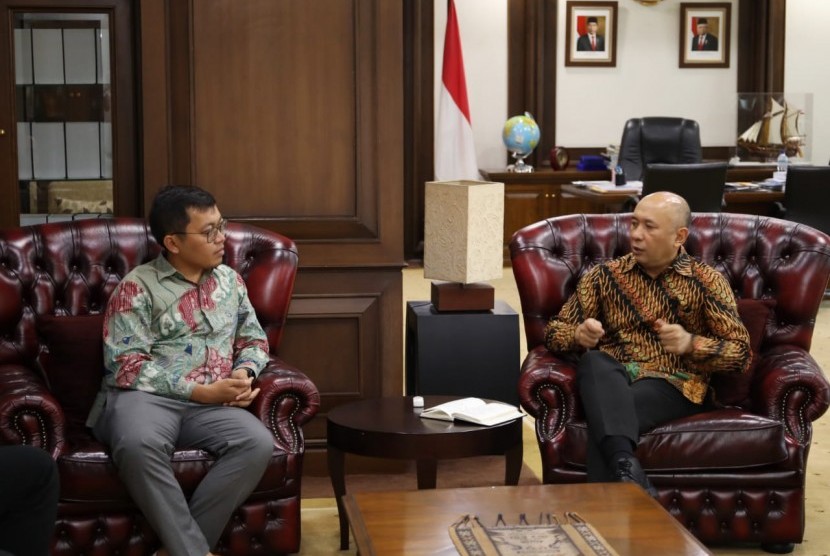 CEO Bukalapak Achmad Zaky bertemu dengan Menteri Koperasi dan UKM Teten Masduki di Jakarta, Senin (18/11).
