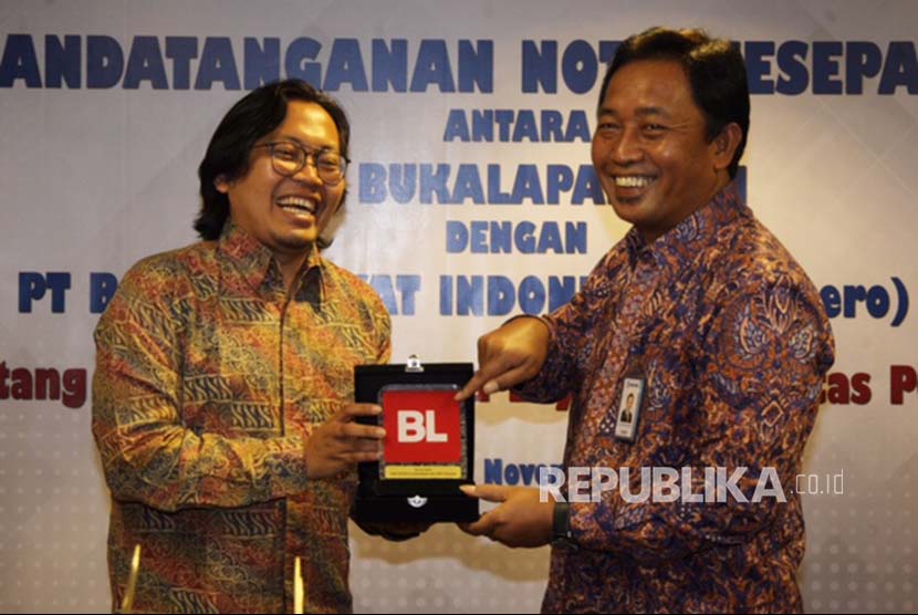 CEO Bukalapak Achmad Zaky dan Direktur Kelembagaan BRI Sis Apik Wijayanto, menandatangani nota kesepahaman (MoU) mengenai pemanfaatan jasa layanan fasilitas perbankan, di kantor pusat BRI, Jakarta, Selasa (28/11).