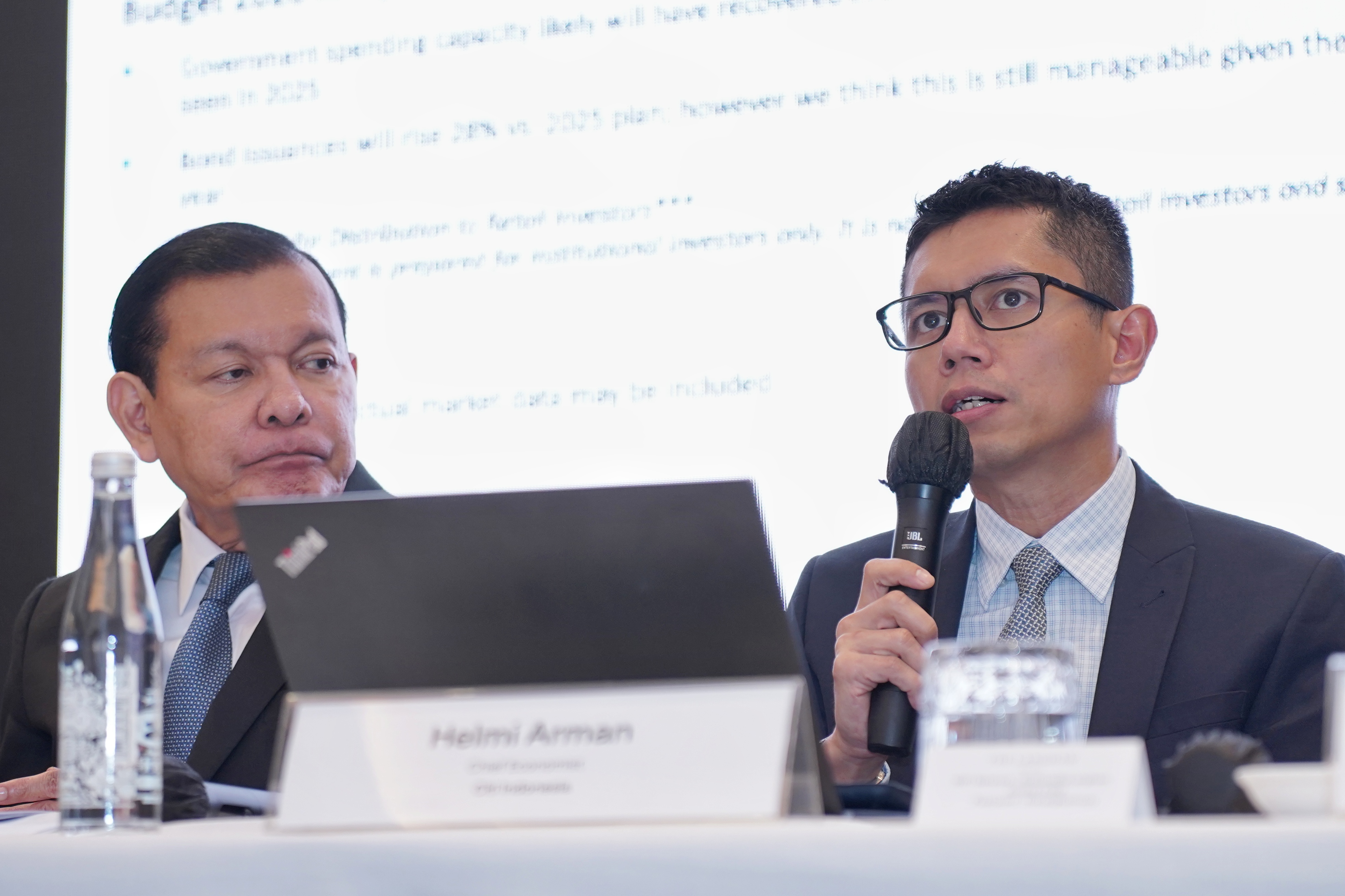 CEO Citi Indonesia Batara Sianturi (kiri) bersama Chief Economist Citi Indonesia Helmi Arman (kanan), dalam acara 