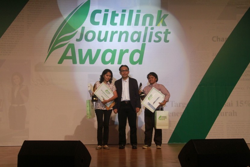 CEO Citilink, CEO Arif Wibowo (tengah) didampingi para pemenang Citilink Journalist Award 2012.