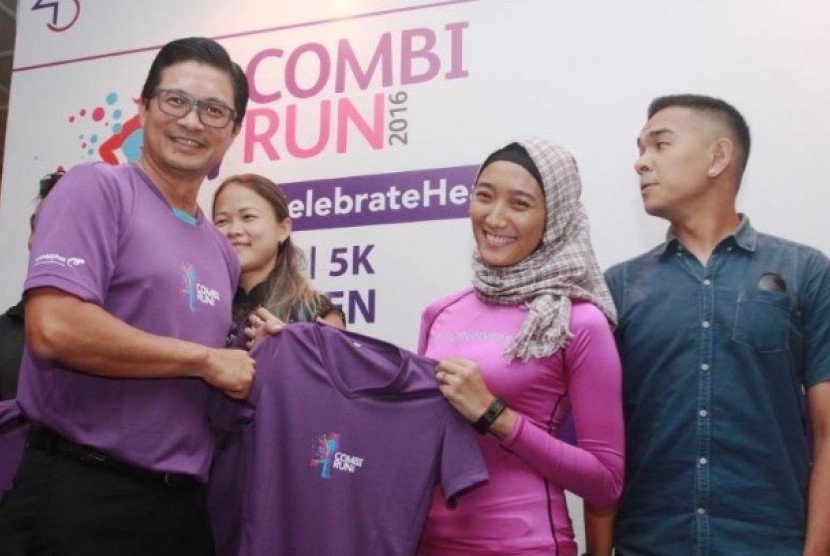 CEO Combiphar Michael Wanandi menyerahkan jersey COMBI RUN 2016 kepada perwakilan komunitas.