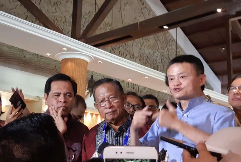 CEO dan Founder Alibaba Group Jack Ma bersama menteri Kabinet Kerja RI di Nusa Dua, Bali, Sabtu (13/10).