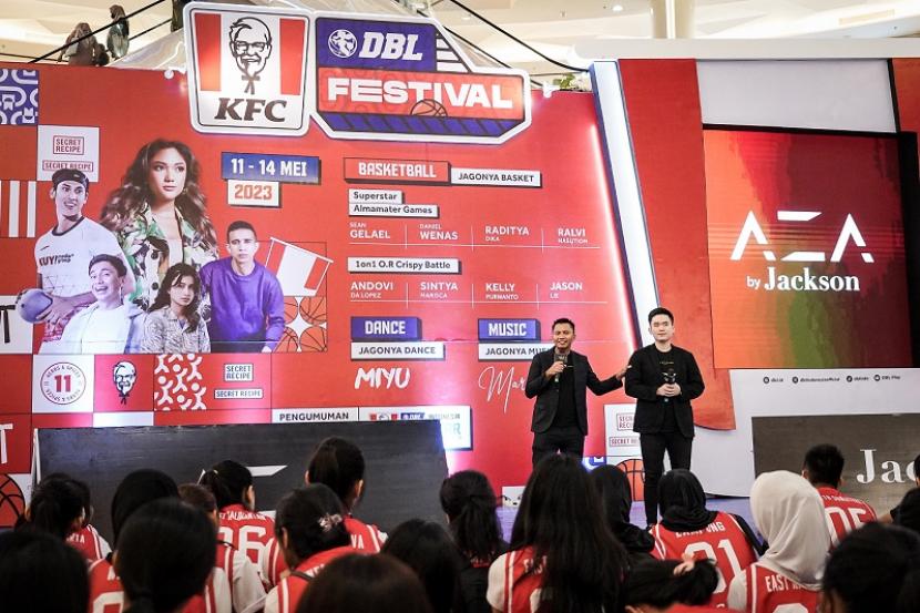 CEO dan Founder DBL Indonesia Azrul Ananda (kiri) dan Jackson Suwargo (Founder Jackson) saat mengumumkan kolaborasi sepatu AZA by Jackson pada sela-sela kegiatan KFC DBL Festival 2023 di Grand Atrium Kota Kasablanka, Jakarta, Jumat (12/5/2023).
