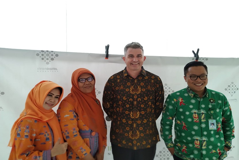 CEO dan Founder PT InfraDigital Nusantara (IDN) Ian McKenna (kedua kanan) kegiatan Penjaminan Mutu melalui Digitalisasi Keuangan dan Akuntabilitas Pengelolaan Madrasah kantor Kemenag Jaksel