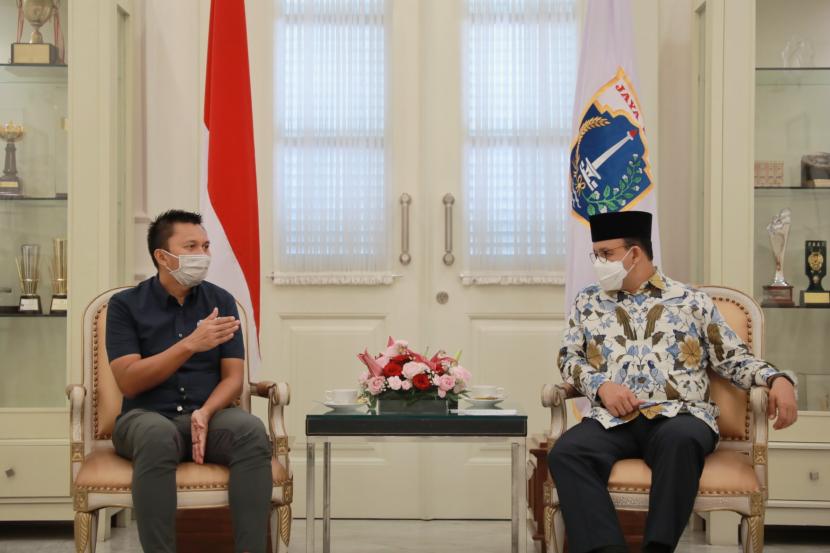 CEO DBL Indonesia Azrul Ananda (kiri) bersama Gubernur DKI Jakarta Anies Baswedan.