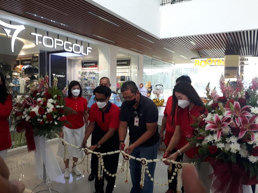 CEO Driving Range Golf Bandar Kemayoran Gede Widiade dan Dirut PPK Medi Kristianto dalam acara Grand Opening Driving Range Golf Bandar Kemayoran, Kamis (18/8). 