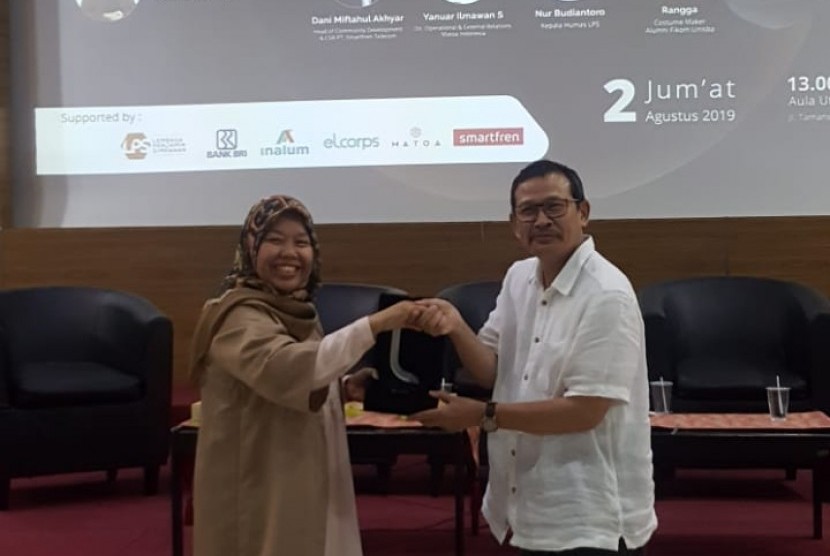 CEO Elcoprs Elidawati Ali Oemar bersama Dekan Fikom Unisba Septiawan K Sentana usai menjadi key note speaker tentang Wirausaha untuk Mahasiswa yang digelar IKA Fikom Unisba di Bandung, Jumat (2/8).