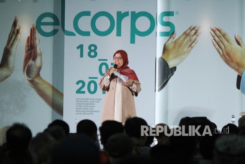 CEO Elcorps Elidawati Alioemar menyampaikan sambutan pada Elcorps Silaturahim, di Elcorps Building, di kawasan Cigondewah, Kota Bandung, Kamis (18/7).
