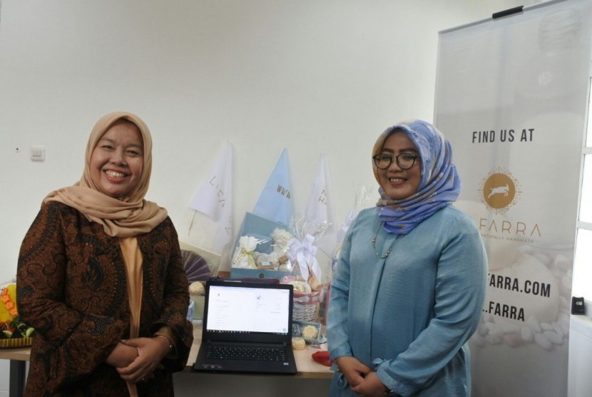 CEO Elcorps Elidawati (kiri) dan Head of Lefarra Hana Ghaida Zahra saat peluncuran website Lefarra di Galeri Elzatta Pondok Kelapa, Jakarta, Rabu (21/3).   
