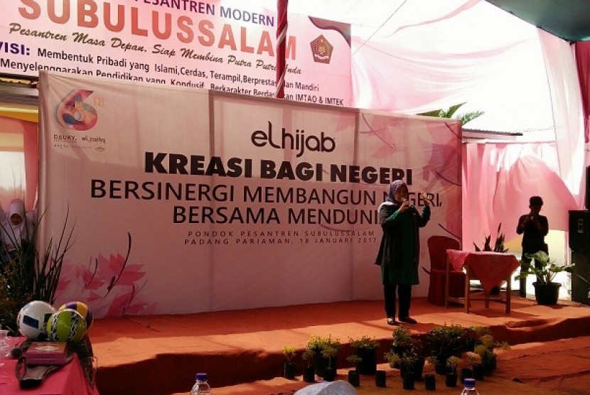 CEO Elcorps Elidawati saat memberikan sambutan di Pesantren Modern Subulussalam, Padang Pariaman, Sumatra Barat, Rabu (18/1).