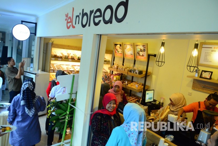 CEO Elcorps Elidawati (tengah) berbincang dengan pengunjung saat peresmian dibukanya Toko el n' bread di RS Muhammadiyah Bandung, Selasa (21/11). 