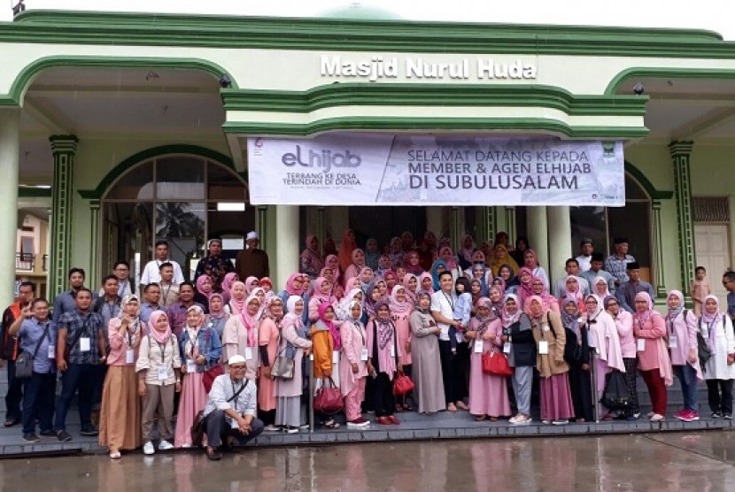 CEO Elhijab Elidawati bersama ratusan member dan agen Elhijab mengunjungi Pesantren Sulubussalam, Pariaman, Sumatra Barat, Jumat (3/11)