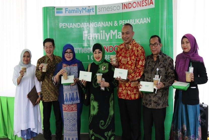 CEO FamilyMart Indonesia Wirry Tjandra (kedua kiri) dan Dirut LLP KUMKM Emilia Suhaimi usai pembukaan FamilyMart yang memasarkan produk UMKM di Smesco Indonesia