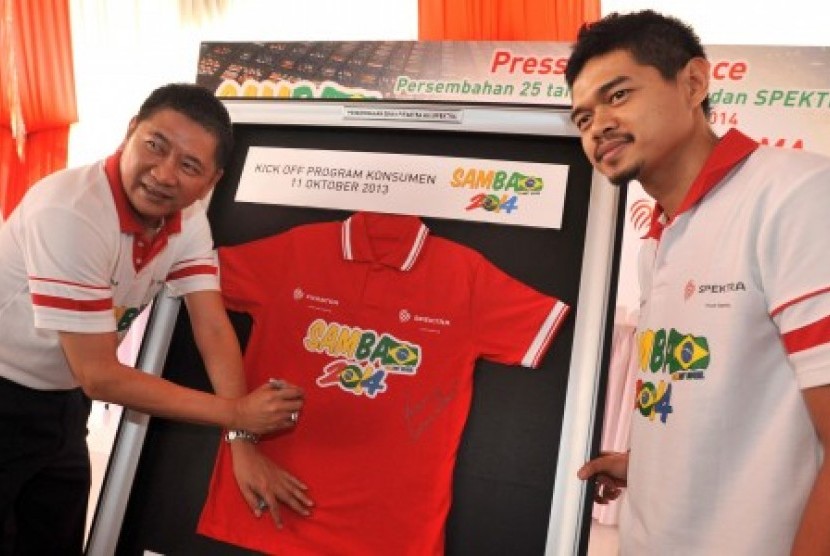 CEO FIFASTRA Suhartono (kiri), disaksikan pesepakbola Bambang Pamungkas, menandatangani kaos pada peluncuran program SAMBA (Sambut Brazil) 2014, di Jakarta, Jumat (11/10).