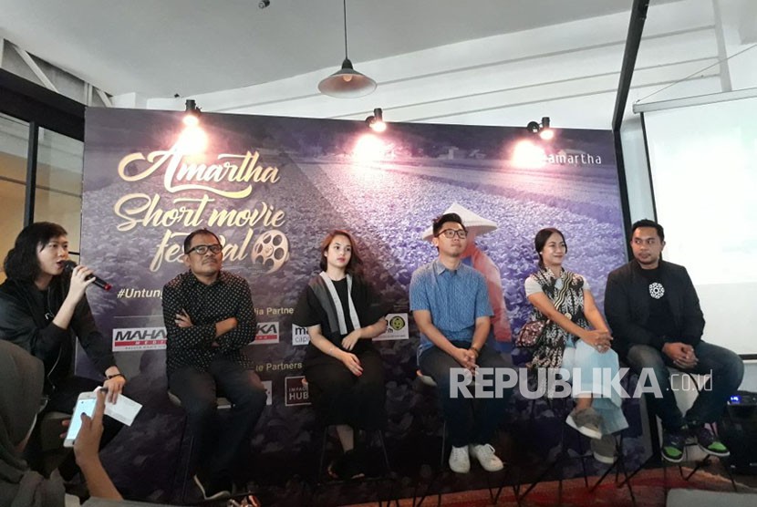 CEO Fintech Amartha Andi Taufan Garuda Putra, Sutradara Nia Dinata, Lucky Kuswandi, Artis Chelsea Islan dan Sutradara Garin Nugroho, mengumumkan pemenang Festival Film Pendek Amartha 2017, di Wimo Building, Kemang, Selasa (24/10).