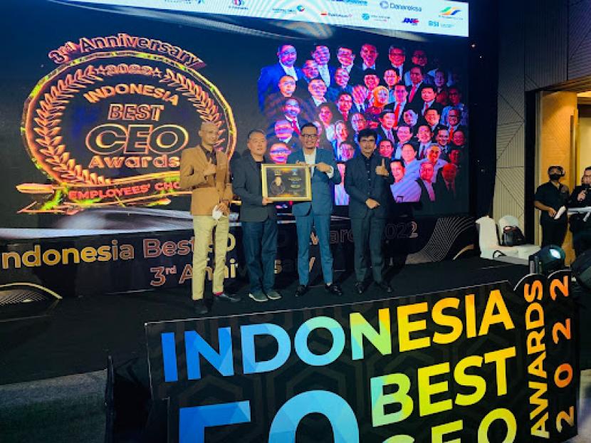 CEO & Founder Blibli, Kusumo Martanto, meraih penghargaan Indonesia Best CEO dalam Online Mall Category oleh The Economics Research & Consulting. 