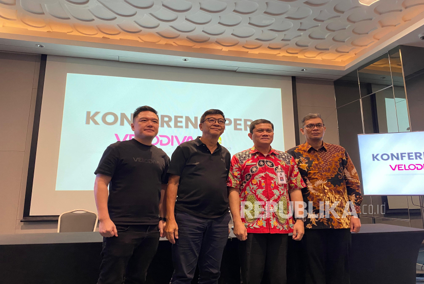 CEO & Founder Velodiva Vedy Eriyanto (kiri) bersama Asosiasi Industri Rekaman Indonesia dan LMKN dalam konferensi pers di Jakarta, Jumat (21/2/2025).