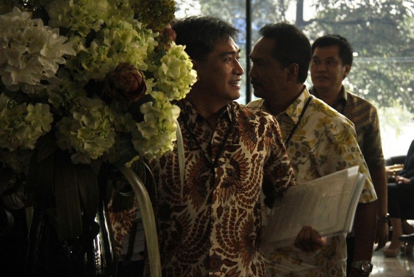 CEO FOX Indonesia, Andi Zulkarnain Mallarangeng (Choel Mallarangeng) (kiri) saat tiba untuk menjalani pemeriksaan di gedung Komisi Pemberantasan Korupsi (KPK), Jakarta, Selasa 12 Februari 2013. Choel diperiksa sebagai saksi untuk Andi dan Deddy Kusnidar te