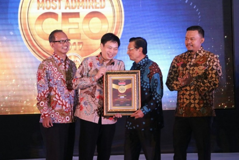 CEO GarudaFood Group Hardianto Atmadja (kedua kiri) untuk kedua kalinya menerima penghargaan kategori Top 5 Most Admired CEO in Consumer Goods Sector di ajang Indonesia Most Admired CEO 2017 di Jakarta akhir pekan kemarin.