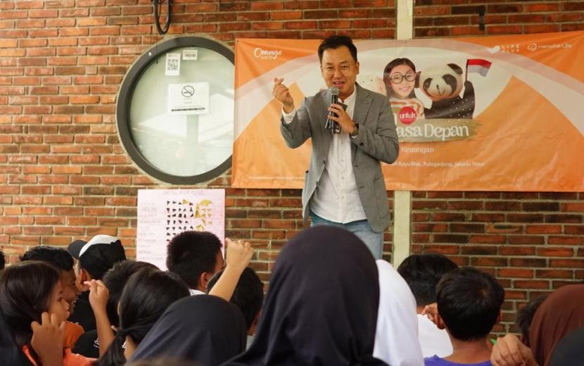 CEO Hanwha Life Indonesia, Steven Namkoong dalam acara CSR edukasi finansial di RPTRA Kayu Mas untuk merayakan Hari Kemerdekaan Indonesia dan Korea pada bulan Agustus 2023.