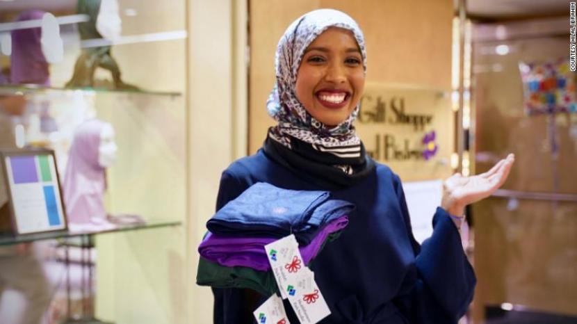 Hijab Buatan Muslimah Ini Laku Keras di Ritel Besar AS. CEO Henna and Hijabs Hilal Ibrahim (26 tahun) dari Minnesota, AS. Desain jilbab Muslimah ini laku keras di toko ritel besar AS.