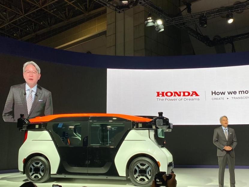 CEO Honda Motor Co Ltd Toshihiro Mibe menjelaskan produk Honda yang ditampilkan di ajang Japan Mobility Show di Tokyo, Rabu (25/10/2023).