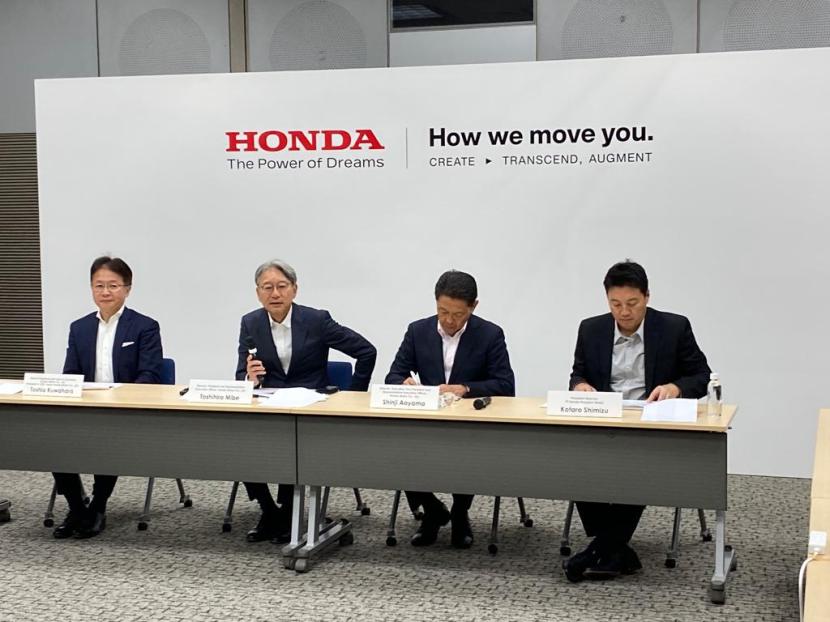 CEO Honda Toshihiro Mibe memberi penjelasan soal mobil listrik Honda saat jumpa pers dengan jurnalis dari Indonesia di kantor pusat Honda di Tokyo, Jepang, Jumat (27/10/2023).