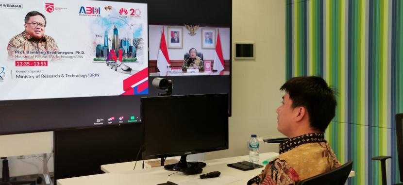 CEO Huawei Indonesia Jacky Chen saat melakukan telekonferensi dengan Menristek Bambang Brodjonegoro dalam webinar tentang urgensi pengembangan solusi-solusi efektif berbagi kecerdasan artifisial melalui riset dan pengembangan inovasi 