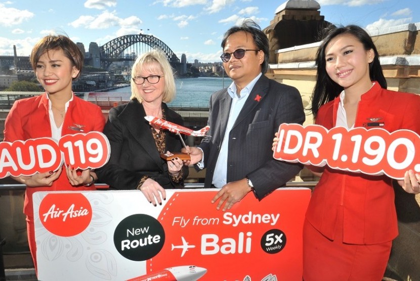 CEO Indonesia AirAsia X Dendy Kurniawan (kedua kanan), secara simbolis menyerahkan replika pesawat AirAsia kepada Presdir/Direktur Pelaksana Bandara Sydney Kerrie Mather (kedua kiri), pada peresmian rute baru Bali-Sydney, di Sydney, Australia, Rabu (12/8).