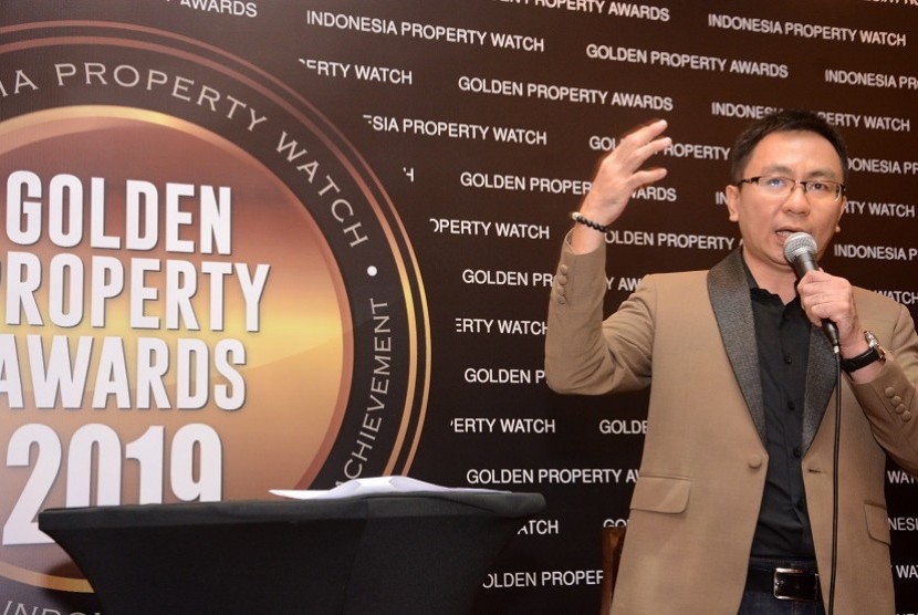 CEO Indonesia Property Watch (IPW), Ali Tranghanda sedang memberi penjelasan Golden Property  Awards 2019.
