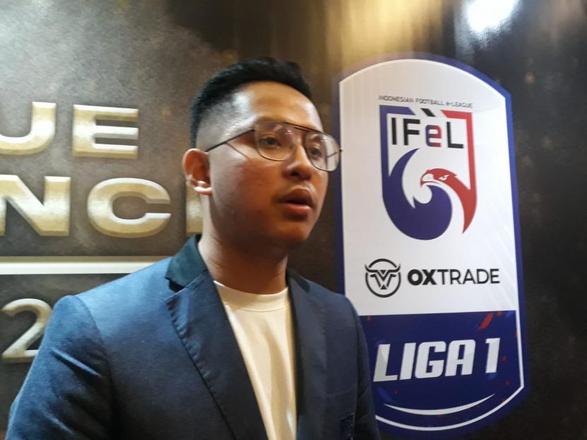 CEO Indonesian Football e-League (IFeL), Putra Sutopo dalam konferensi pers di Meradelima Restaurant, Jakarta, Rabu (27/10). 