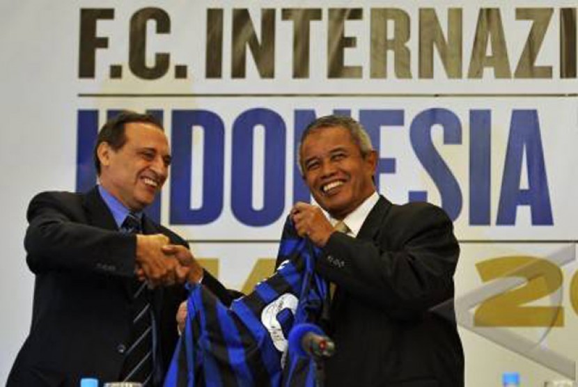 CEO Inter Milan Ernesto Paolillo (kiri) menyerahkan jersey kepada Ketua Umum PSSI Djohar Arifin disela konferensi pers rencana kedatangan Inter Milan di Jakarta, Senin (30/1)