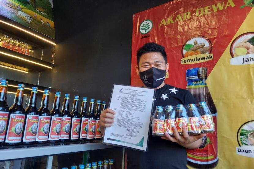 CEO Jamu Akar Dewa, Jonsun Wakum menunjukan surat izin edar dari Badan Pengawas Obat dan Makanan (BPOM) yang memastikan produknya aman dikonsumsi dan tanpa bahan kimia.