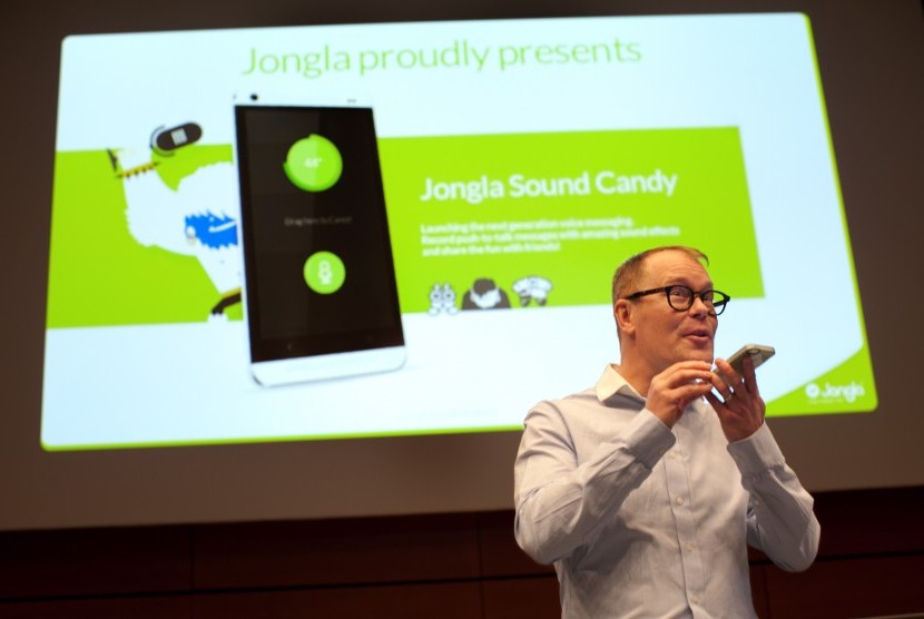 CEO Jongla Riku Salminen mempresentasikan produk Jongla.